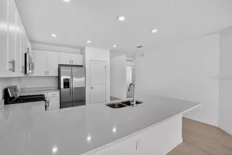 Kitchen - 13411 Camelot Ct, Parrish, FL 34219 photo 4 of 4