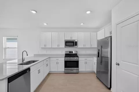 Kitchen - 13411 Camelot Ct, Parrish, FL 34219 photo 2 of 4