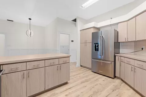 Kitchen - 512 Caulder Park Rd, Seffner, FL 33584 photo 3 of 4
