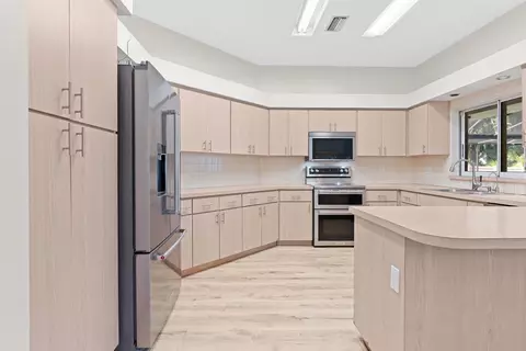 Kitchen - 512 Caulder Park Rd, Seffner, FL 33584 photo 2 of 4