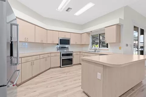 Kitchen - 512 Caulder Park Rd, Seffner, FL 33584 photo 1 of 4