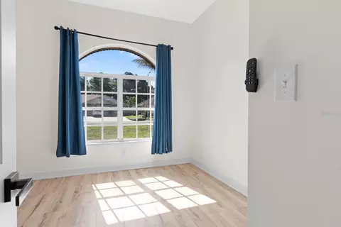 Bedroom - 512 Caulder Park Rd, Seffner, FL 33584 photo 3 of 9
