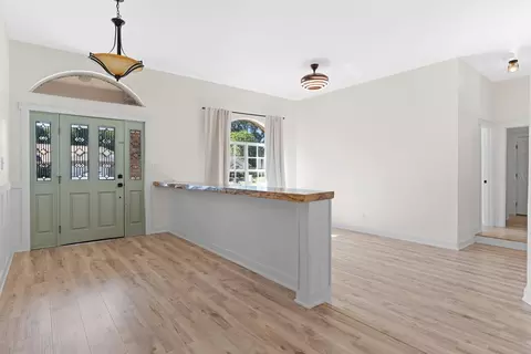 Entry Way - 512 Caulder Park Rd, Seffner, FL 33584 photo 3 of 4