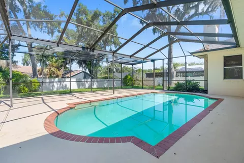 Exterior - 512 Caulder Park Rd, Seffner, FL 33584 photo 6 of 13