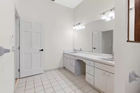 Bath - 512 Caulder Park Rd, Seffner, FL 33584 photo 2 of 5