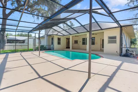 Exterior - 512 Caulder Park Rd, Seffner, FL 33584 photo 5 of 13