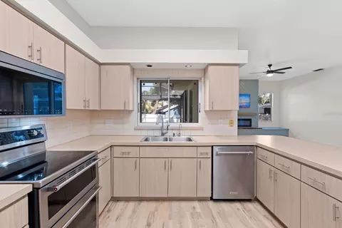 Kitchen - 512 Caulder Park Rd, Seffner, FL 33584 photo 4 of 4