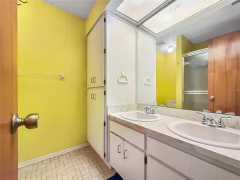 Bath - 6904 Williams Rd, Seffner, FL 33584 photo 1 of 3