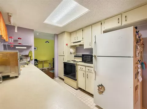 Kitchen - 6904 Williams Rd, Seffner, FL 33584 photo 2 of 3