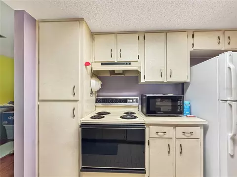 Kitchen - 6904 Williams Rd, Seffner, FL 33584 photo 3 of 3