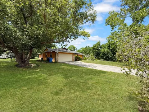 Exterior - 6904 Williams Rd, Seffner, FL 33584 photo 3 of 7