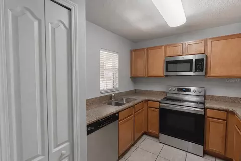 Kitchen - 10928 Keys Gate Dr, Riverview, FL 33579 photo 2 of 3