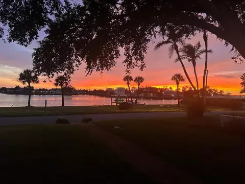 110 Sunset Dr S, Saint Petersburg, FL 33707