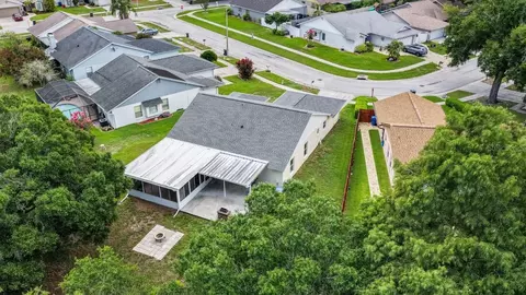 View/Area - 11807 Cedarfield Dr, Riverview, FL 33579 photo 3 of 10