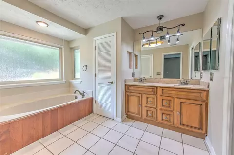 Bath - 2102 Whitlock Pl, Dover, FL 33527 photo 2 of 4