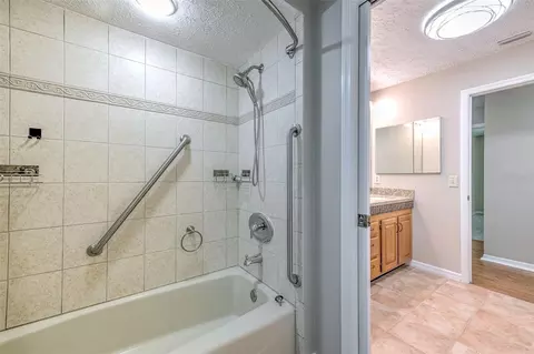 Bath - 2102 Whitlock Pl, Dover, FL 33527 photo 3 of 4