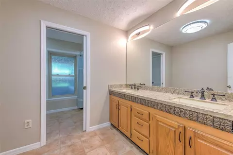 Bath - 2102 Whitlock Pl, Dover, FL 33527 photo 1 of 4