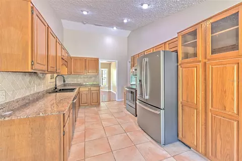 Kitchen - 2102 Whitlock Pl, Dover, FL 33527 photo 2 of 2