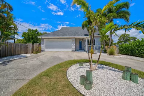 703 Riverside Dr, Tarpon Springs, FL 34689