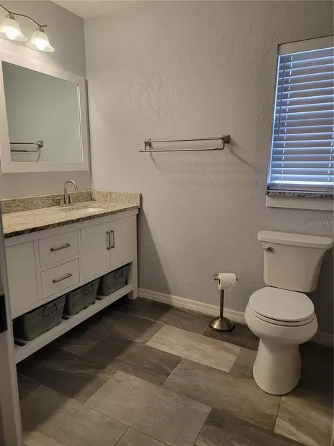 Bath - 2901 Beagle Pl, Seffner, FL 33584 photo 1 of 4