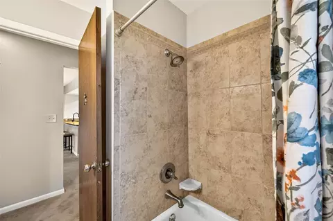 Bath - 910 Hillside Dr, Lutz, FL 33549 photo 2 of 4