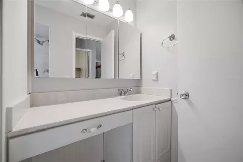 Bath - 2969 Forest Cir, Seffner, FL 33584 photo 4 of 4