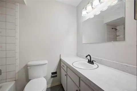 Bath - 2969 Forest Cir, Seffner, FL 33584 photo 1 of 4