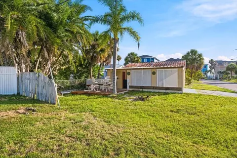 Exterior - 13104 4th St E, Madeira Beach, FL 33708 photo 4 of 5