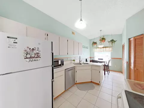 Kitchen - 726 Stillview Cir, Brandon, FL 33510 photo 2 of 5