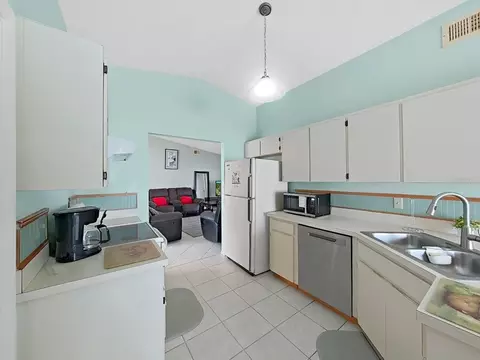 Kitchen - 726 Stillview Cir, Brandon, FL 33510 photo 3 of 5