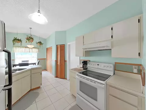 Kitchen - 726 Stillview Cir, Brandon, FL 33510 photo 4 of 5