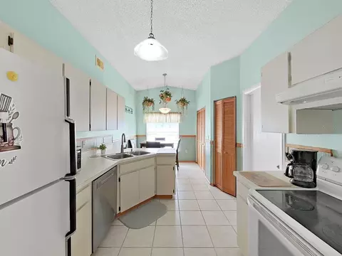 Kitchen - 726 Stillview Cir, Brandon, FL 33510 photo 1 of 5