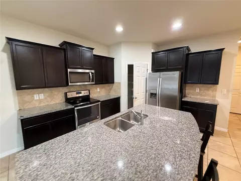 Kitchen - 9154 Hillcroft Dr, Riverview, FL 33578 photo 6 of 8