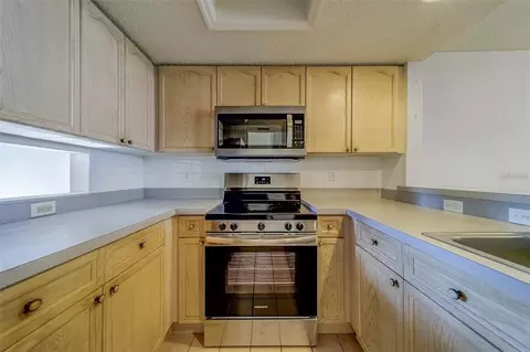 Kitchen - 9209 Jakes Path, Largo, FL 33771 photo 5 of 6