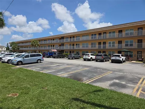 6400 46th Ave N #305, Kenneth City, FL 33709