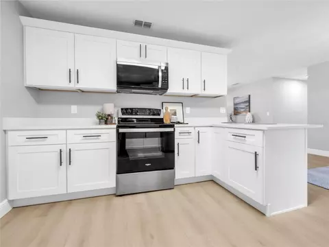 Kitchen - 5213 Colfax Pl, Seffner, FL 33584 photo 3 of 4