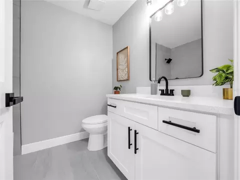 Bath - 5213 Colfax Pl, Seffner, FL 33584 photo 3 of 5