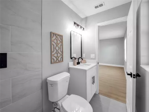 Bath - 5213 Colfax Pl, Seffner, FL 33584 photo 2 of 5