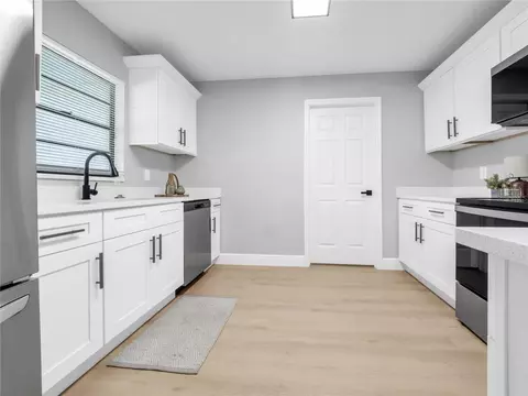 Kitchen - 5213 Colfax Pl, Seffner, FL 33584 photo 4 of 4