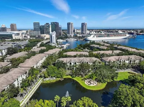 716 Promenade Pl, Tampa, FL 33602