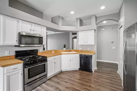 Kitchen - 6111 Gannetside Pl, Lithia, FL 33547 photo 2 of 3
