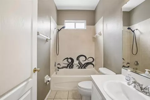 Bath - 6111 Gannetside Pl, Lithia, FL 33547 photo 1 of 2