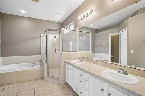 Bath - 6111 Gannetside Pl, Lithia, FL 33547 photo 2 of 2