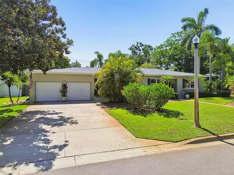 1743 Eagles Nest Dr, Belleair, FL 33756
