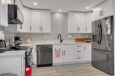 Kitchen - 802 Mindy Ct #802, Largo, FL 33771 photo 2 of 2