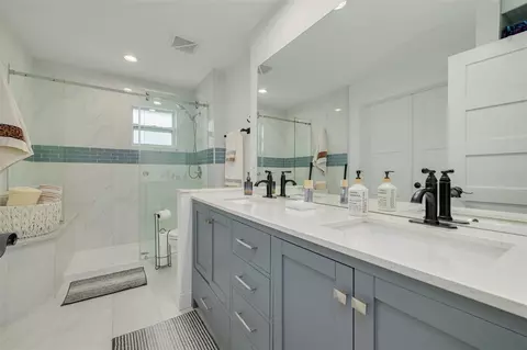 Bath - 802 Mindy Ct #802, Largo, FL 33771 photo 1 of 2