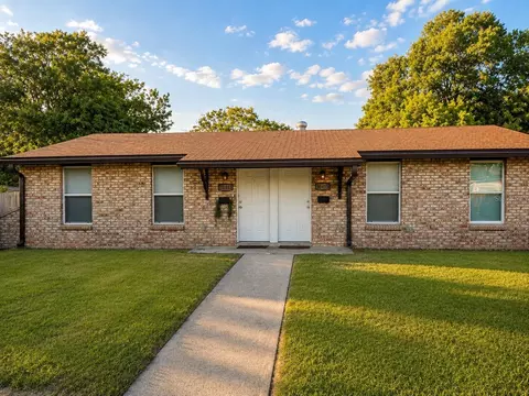 38413 38415 13th Ave, Zephyrhills, FL 33542