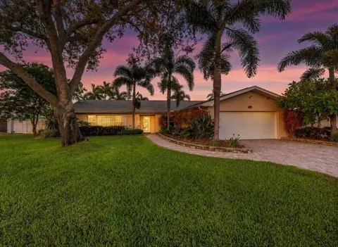 1820 Tanglewood Dr NE, Saint Petersburg, FL 33702