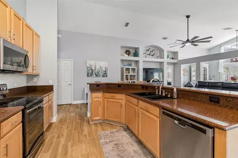 Kitchen - 11129 Bridgecreek Dr, Riverview, FL 33569 photo 5 of 7