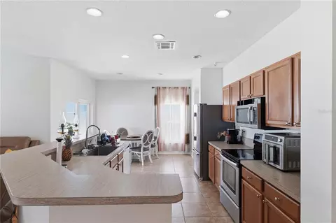 Kitchen - 704 Parsons Pointe St, Seffner, FL 33584 photo 2 of 3